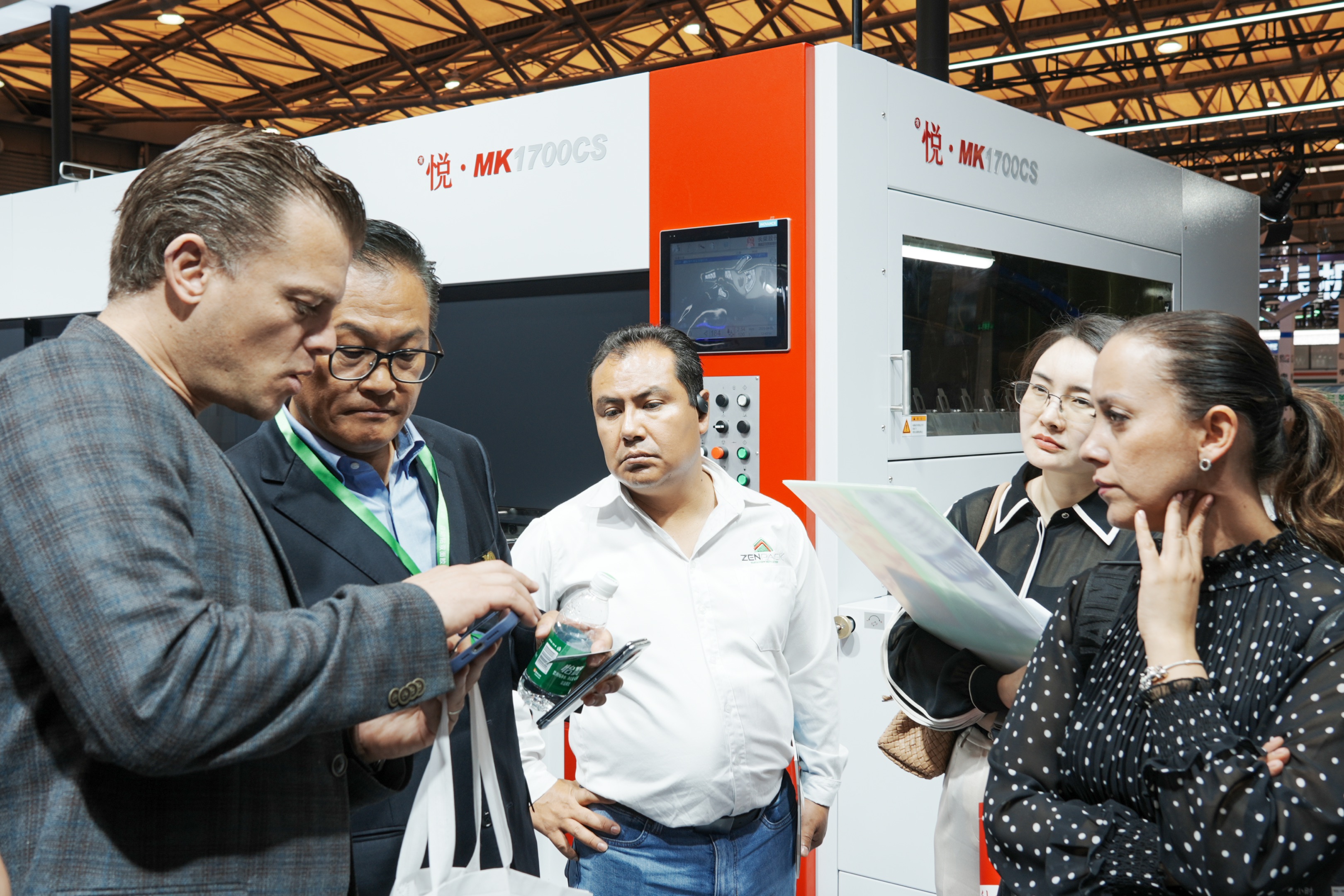 美狮贵宾会闪耀 WEPACK，大幅面模切机成为全球 “焦点”
