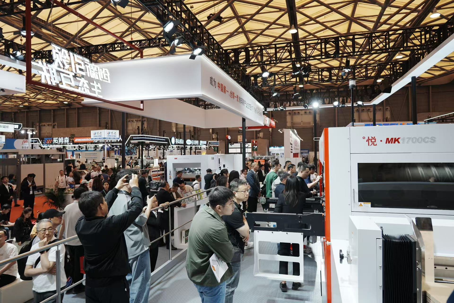 美狮贵宾会闪耀 WEPACK，大幅面模切机成为全球 “焦点”